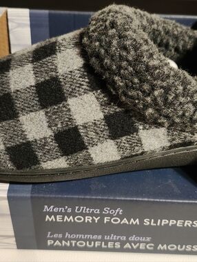 Every Sunday Mens Large 9-10 Slippers